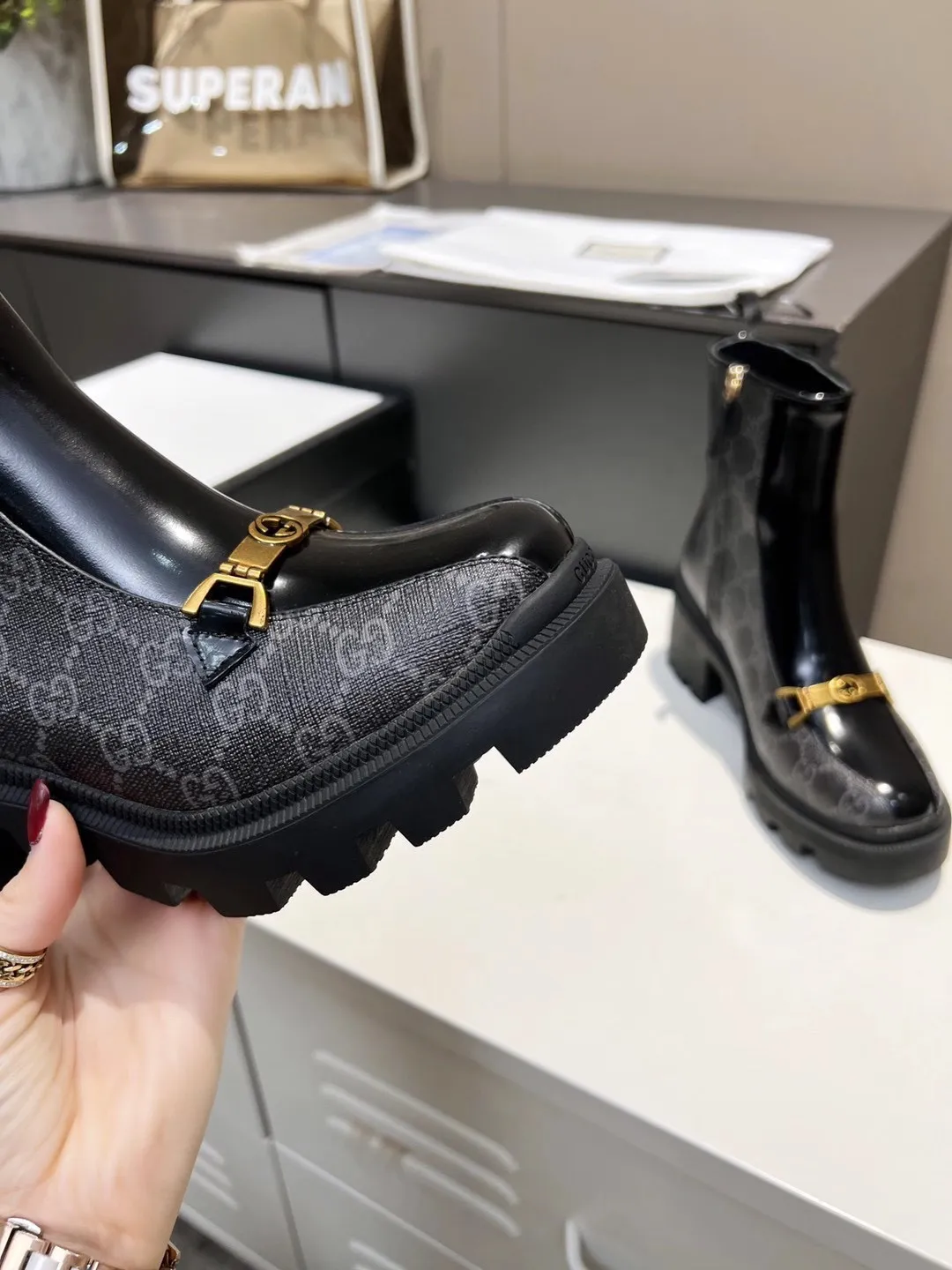 👟👟Ex-factory price 540👟👟 The new version of GUCCI is on sale...🔥 It has a retro British style and is decorated with metal LOGO on the front. Heel height: 6cm Fabric: Open edge beads ➕Special material, lining/foot pads: upgraded cowhide 🐂 Color: black Size: 34-40. (34 and 41 42 need to be customized) Packaging: Comes with card and cloth bag.
